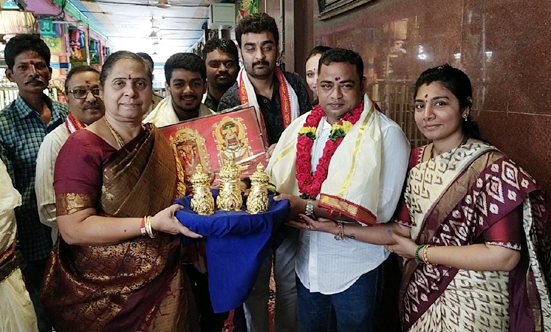 దుర్గమ్మకు బంగారు కిరీటాలు బహూకరణ