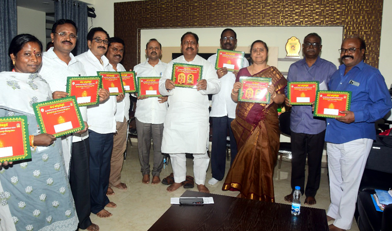 దసరా ఉత్సవాల ఆహ్వాన పత్రిక ఆవిష్కరణ