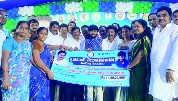 వైఎస్‌ఆర్‌ చేయూత చెక్కులు అందజేత