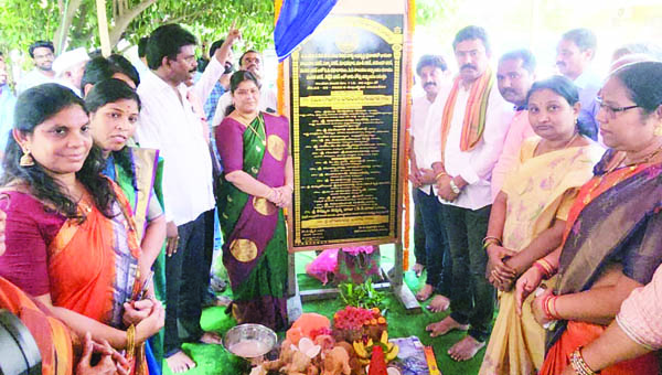 అభివృద్ధి పనులకు శంకుస్థాపన