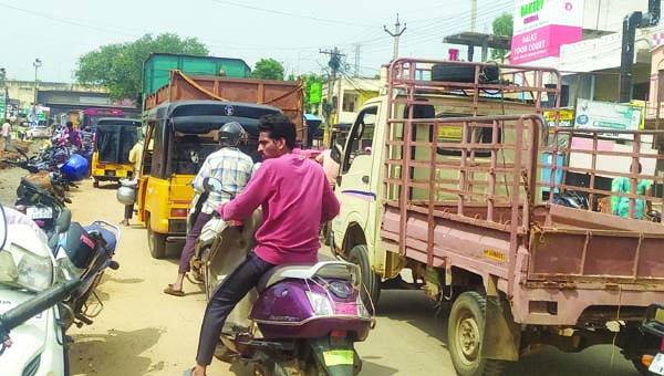 అస్తవ్యవస్తంగా రోడ్డు పనులు
