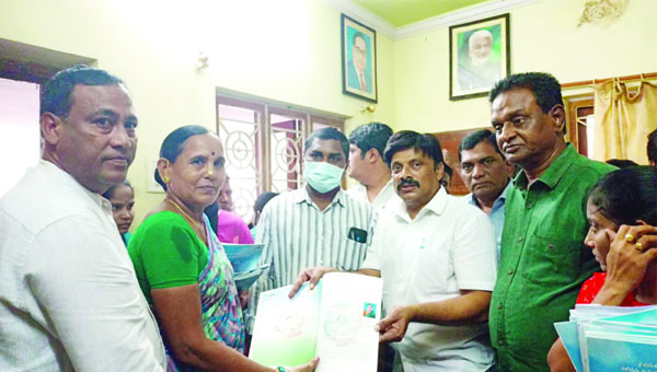 50వ వార్డులో ఇళ్ల పట్టాల పంపిణీ