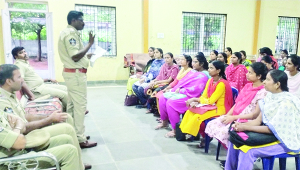 ప్రజా రక్షణలో బాధ్యతగా పనిచేయాలి : సిఐ