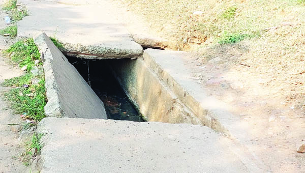 పగిలిన పలకలతో ఇక్కట్లు