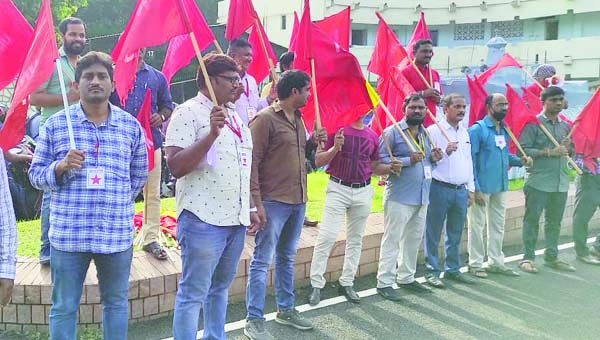 పాత పెన్షన్‌ స్కీం పునరుద్ధరించాలని నిరసన