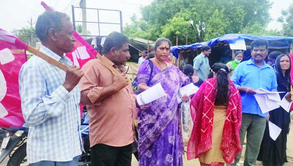 దేశ రక్షణ భేరి కరపత్రాల పంపిణీ