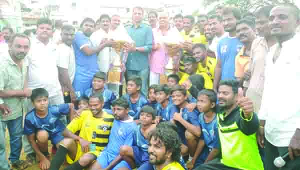 ఫుట్‌బాల్‌ టోర్నమెంట్‌ విజేత ఎస్‌ఆర్‌కెఎఫ్‌సి