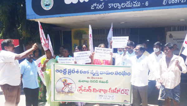 కబ్జా నుంచి దోబీఘాట్‌ను కాపాడాలి