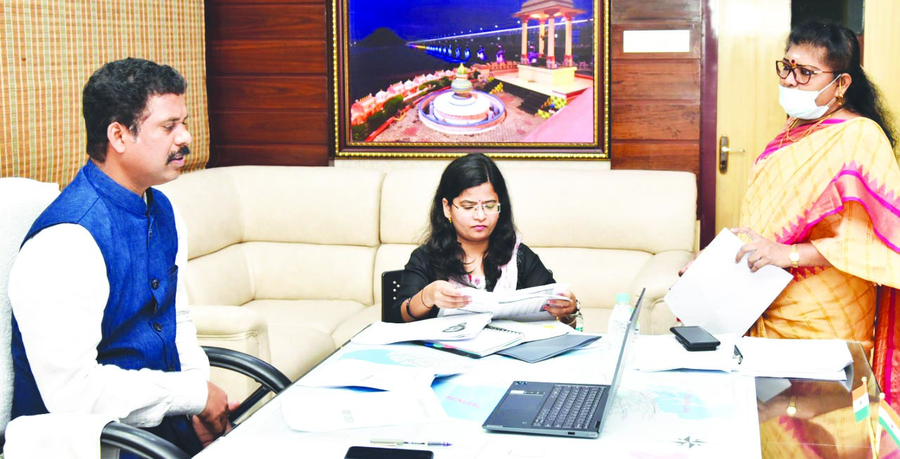 గృహ నిర్మాణాల్లో పురోగతి సాధించాలి : కలెక్టర్‌