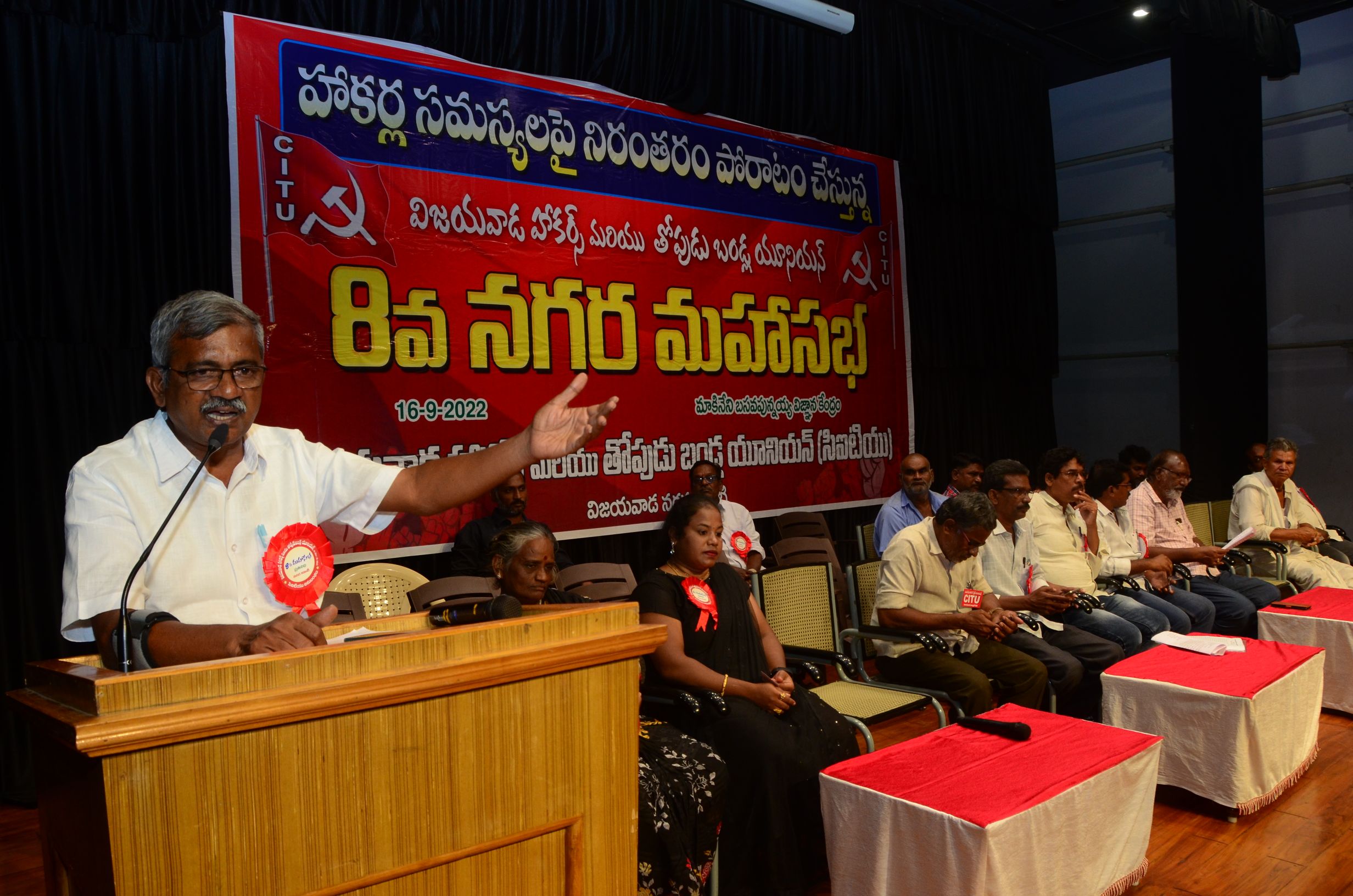 చిరు వ్యాపారుల గుర్తింపుకార్డుల కోసం రాజీలేని పోరాటం