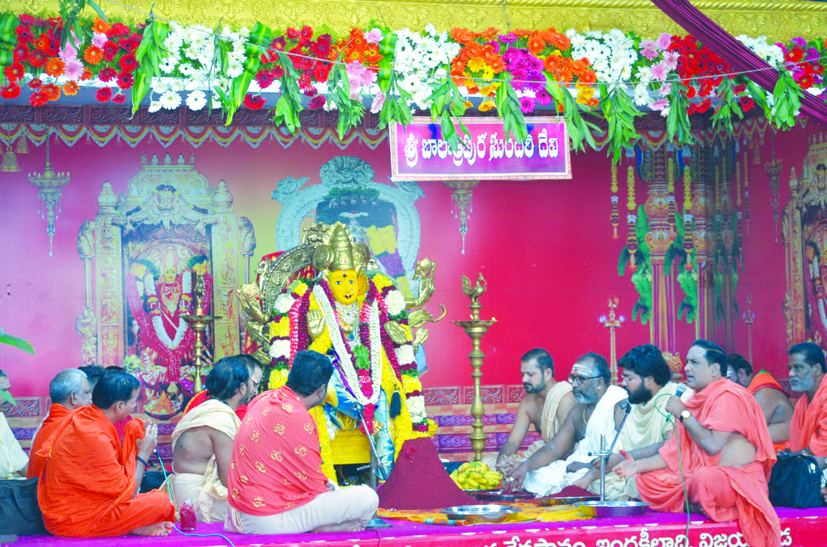 యాత్రికులతో ఇంద్రకీలాద్రి కళకళ