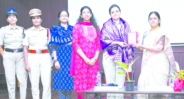 పోలీస్‌ వ్యవస్థ ద్వారానే సమాజంలో శాంతి