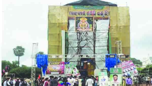 కుంగిపోయిన భారీ గణనాధుడు