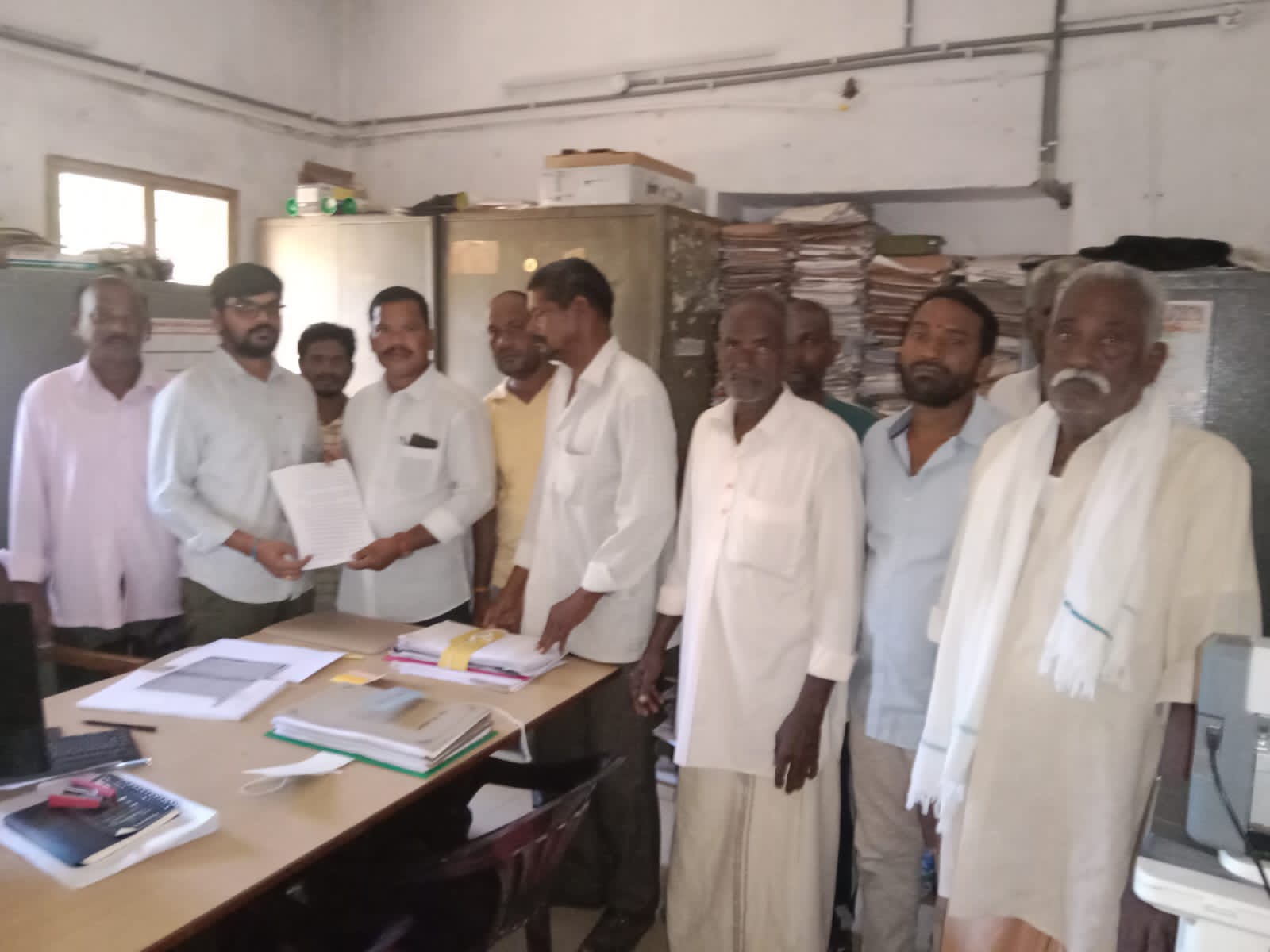 గెడ్డలను కప్పేస్తున్న వారిపై చర్యలు తీసుకోండి