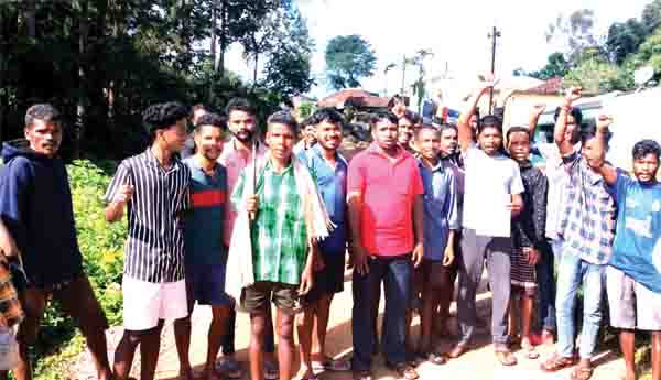 రోడ్డు పనులు చేయాలని నిరసన