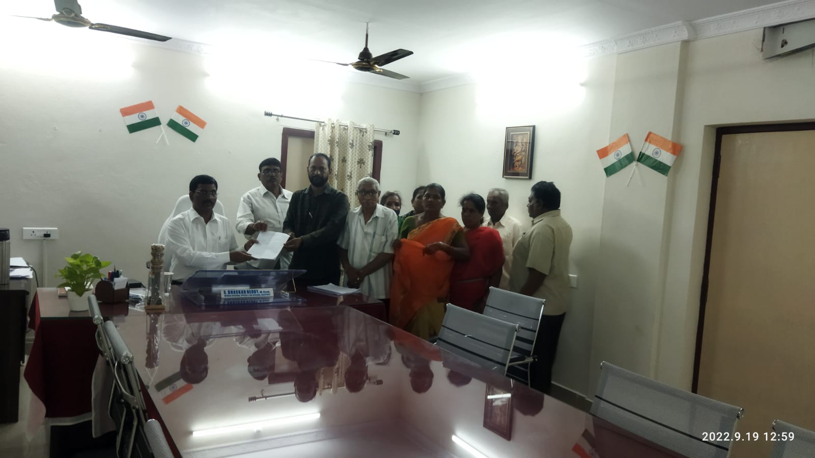 జ్యూట్‌ క్వార్టర్లలో ఉన్న వారందరికీ ఇళ్ల పట్టలివ్వాలి