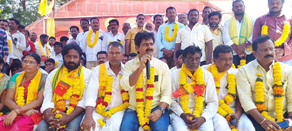 ఎన్‌టిఆర్‌ పేరును పునరుద్ధరించాలని టిడిపి ఆధ్వర్యాన రిలే దీక్షలు