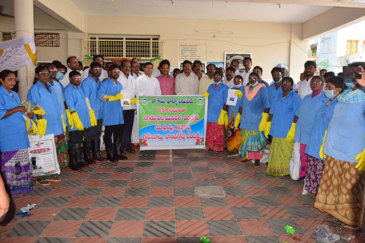 పారిశుధ్య కార్మికులకు పరికరాలు పంపిణీ