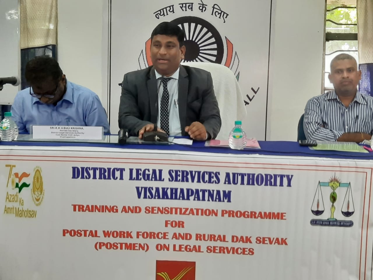 చట్టాలపై పోస్టర్‌ ఉద్యోగులకు అవగాహన