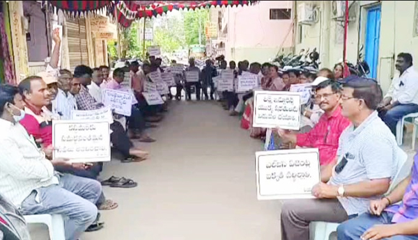 lic agents protest against gts