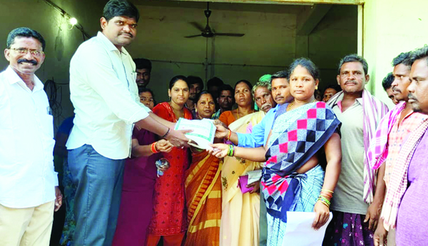 రైతులకు విత్తనాలు పంపిణీ