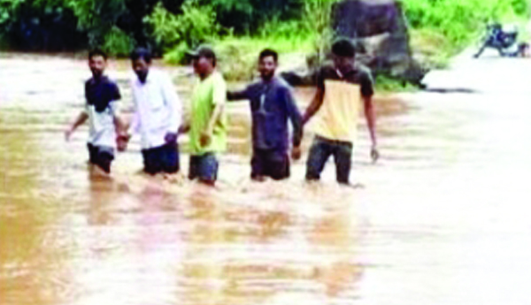 గొట్టెలపాడు గెడ్డపై వంతెన లేక గిరిజనుల ఇబ్బందులు