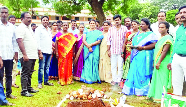 నాడు-నేడు పనులకు ఎమ్మెల్యే శంకుస్థాపన