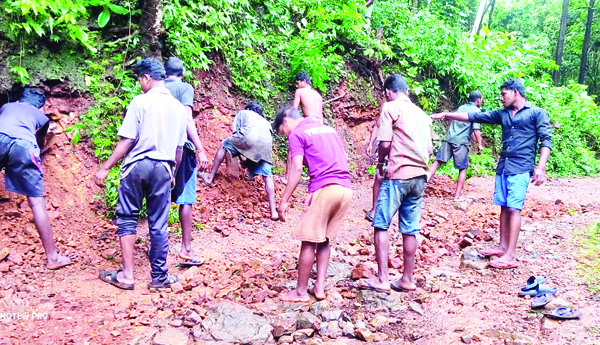 వర్షాలకు కొట్టుకుపోయిన రోడ్డు