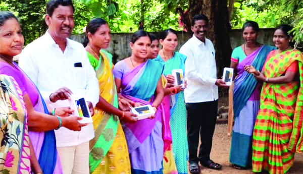 అంగన్వాడీ కార్యకర్తలకు సెల్‌ ఫోన్ల పంపిణీ