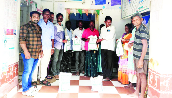 రైతులకు విత్తనాలు పంపిణీ