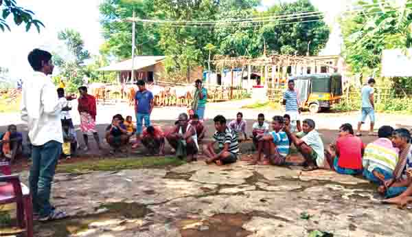 పోడు పట్టాలు పంపిణీ చేయాలి