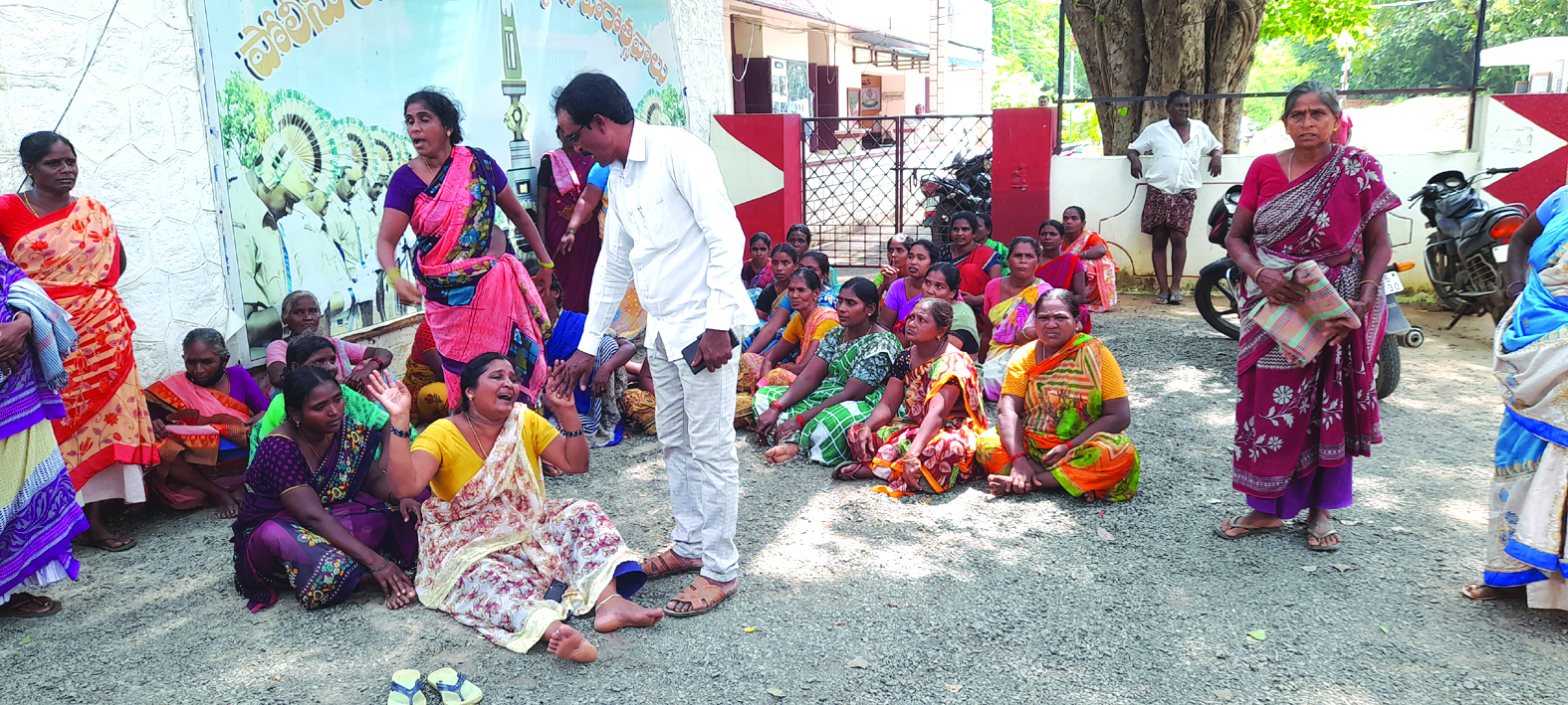 విద్యార్థి ఆత్మహత్యపై ఆందోళన