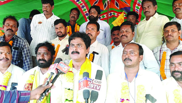 ఎన్‌టిఆర్‌ పేరు మార్పును నిరసిస్తూ రిలే నిరాహార దీక్షలు