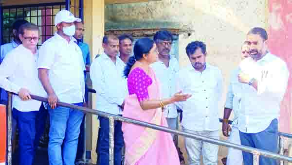 యుపి పాఠశాలను ఎంపిపి సందర్శన