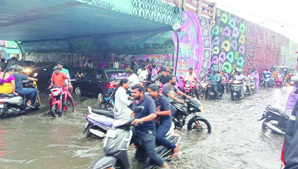 సర్వీసు రోడ్డులో నీరు : ప్రయాణికుల ఇబ్బందులు