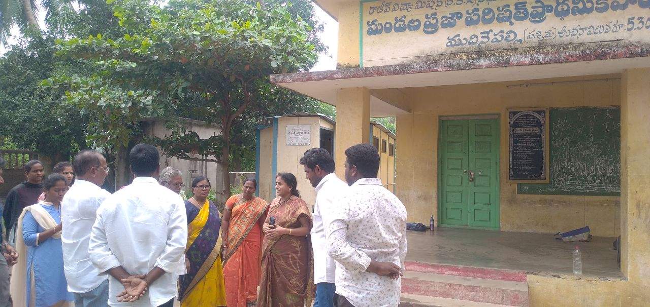 గ్రామ సమస్యల పరిష్కారానికి కృషి - గ్రామ సందర్శనలో ముదినేపల్లి సర్పంచి కైకమ్మ