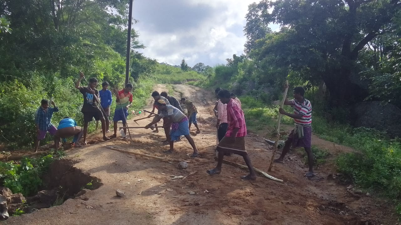 శ్రమదానంతో రోడ్డు మరమ్మతులు