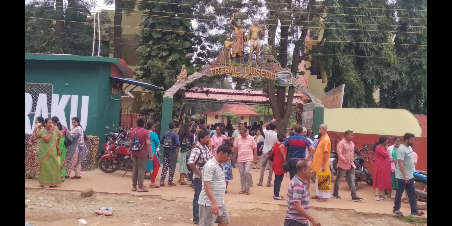 పర్యాటకులతో అరకులోయ కిటకిట