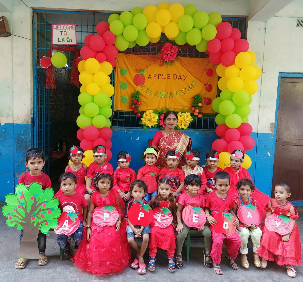 యాపిల్‌ డేలో చిన్నారుల సందడి