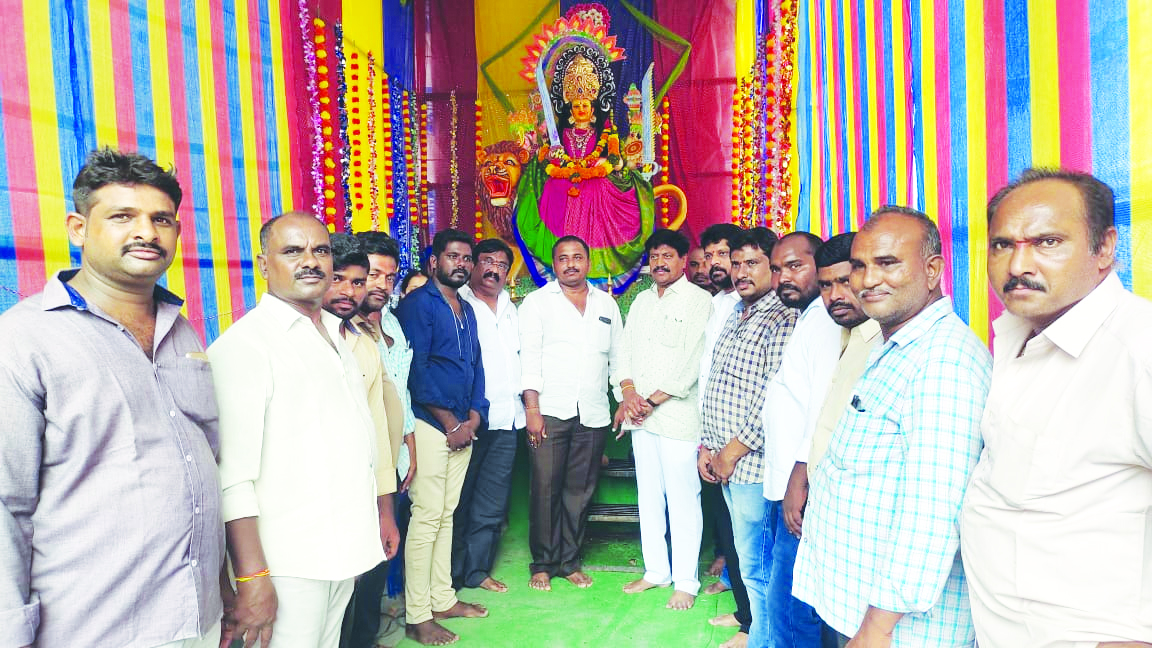 దుర్గమ్మను దర్శించుకున్న ఉదయభాను