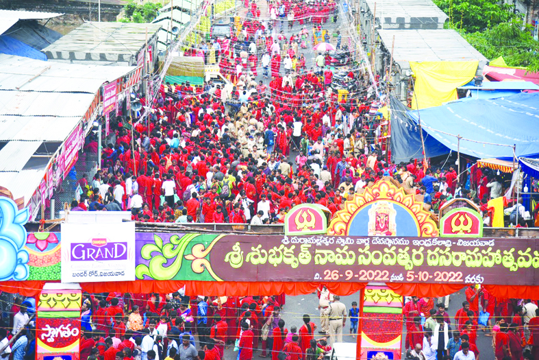 ఇంద్రకీలాద్రిపై భవానీల రద్దీ
