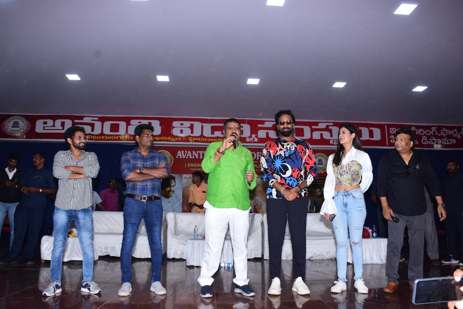  జిన్నా చిత్ర యూనిట్‌ ప్రచార సందడి