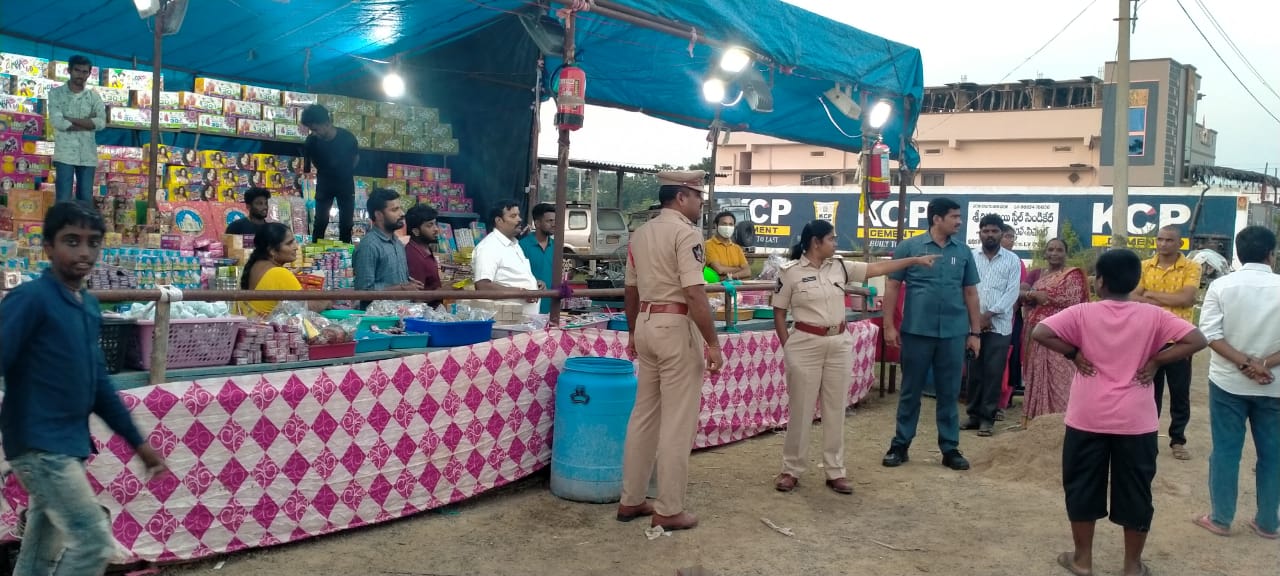 గంపలగూడెంలో దుకాణాలను పరిశీలించిన డిసిపి