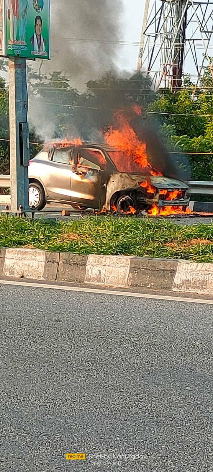 కారులో మంటలు : తప్పిన ప్రమాదం