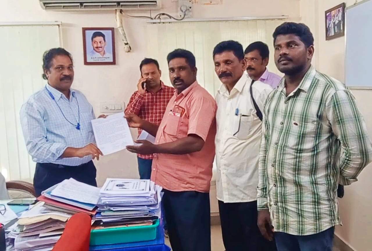 మిగులు భూముల్లో విద్యుత్‌ అక్రమ కనెక్షన్లు తొలగించాలి