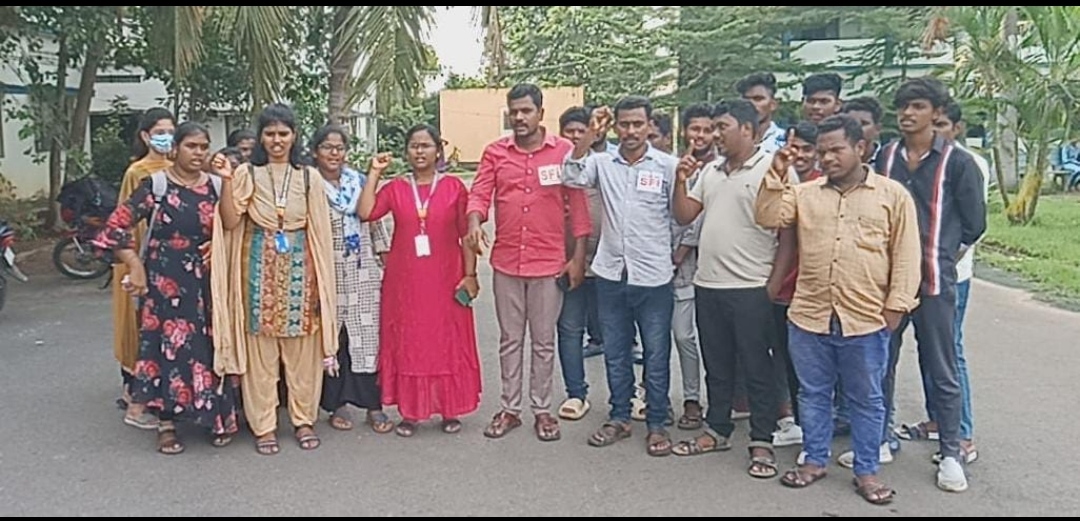 విద్యార్థుల జీవితాలతో చెలగాటమాడితే పోరాటం : ఎస్‌ఎఫ్‌ఐ