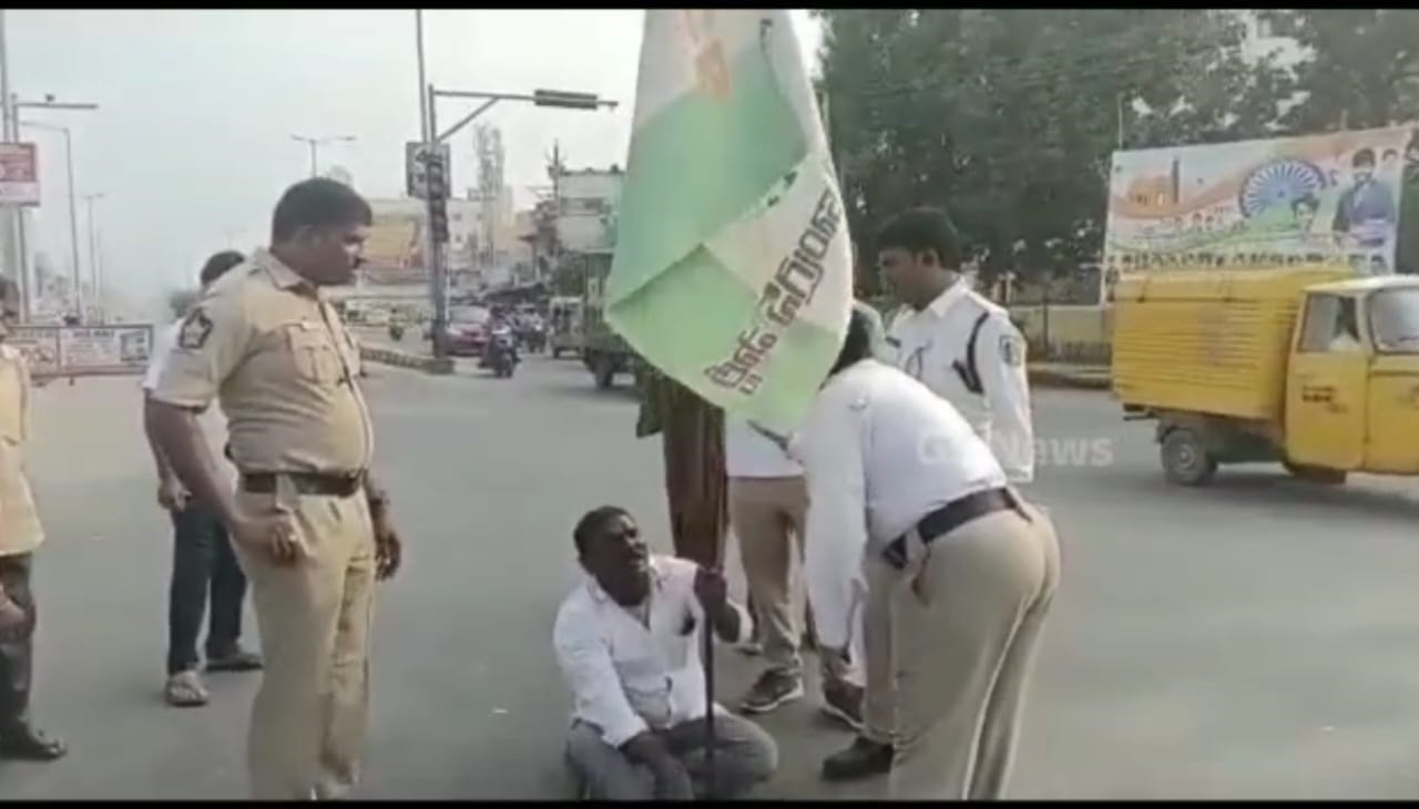 నడిరోడ్డులో వైసీపీ నేత వీరంగం