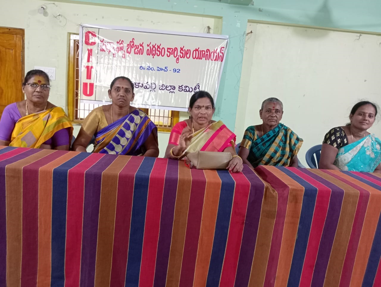  భోజన కార్మికుల తొలగింపు అన్యాయం