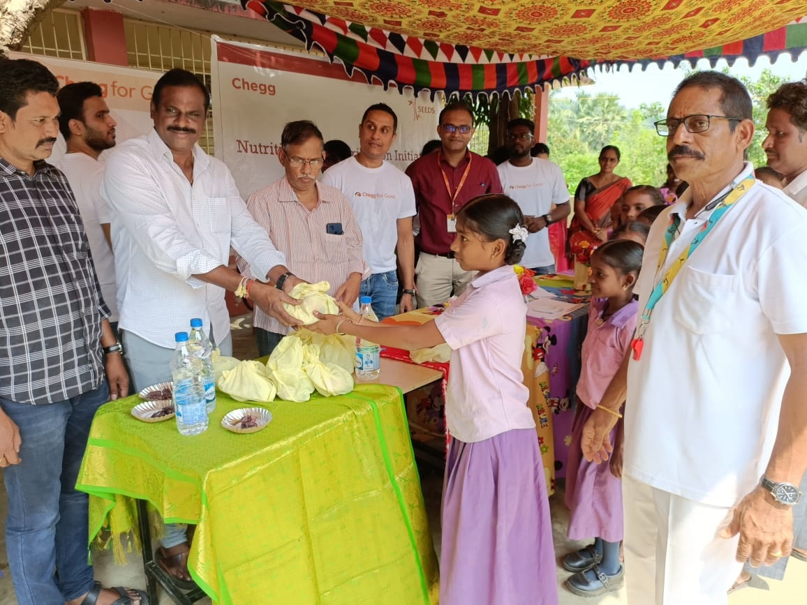 విద్యార్థులకు పోషకాహార కిట్లు పంపిణీ