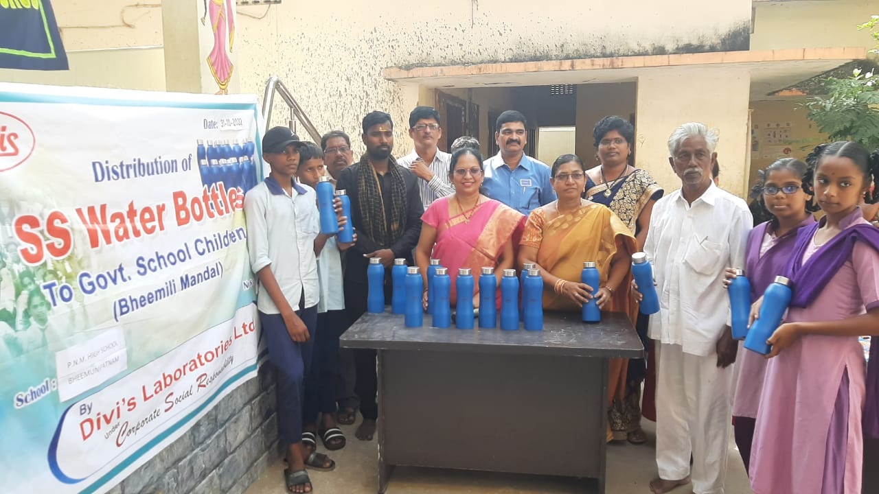  హార్లిక్స్‌, వాటర్‌ బాటిళ్ల పంపిణీ